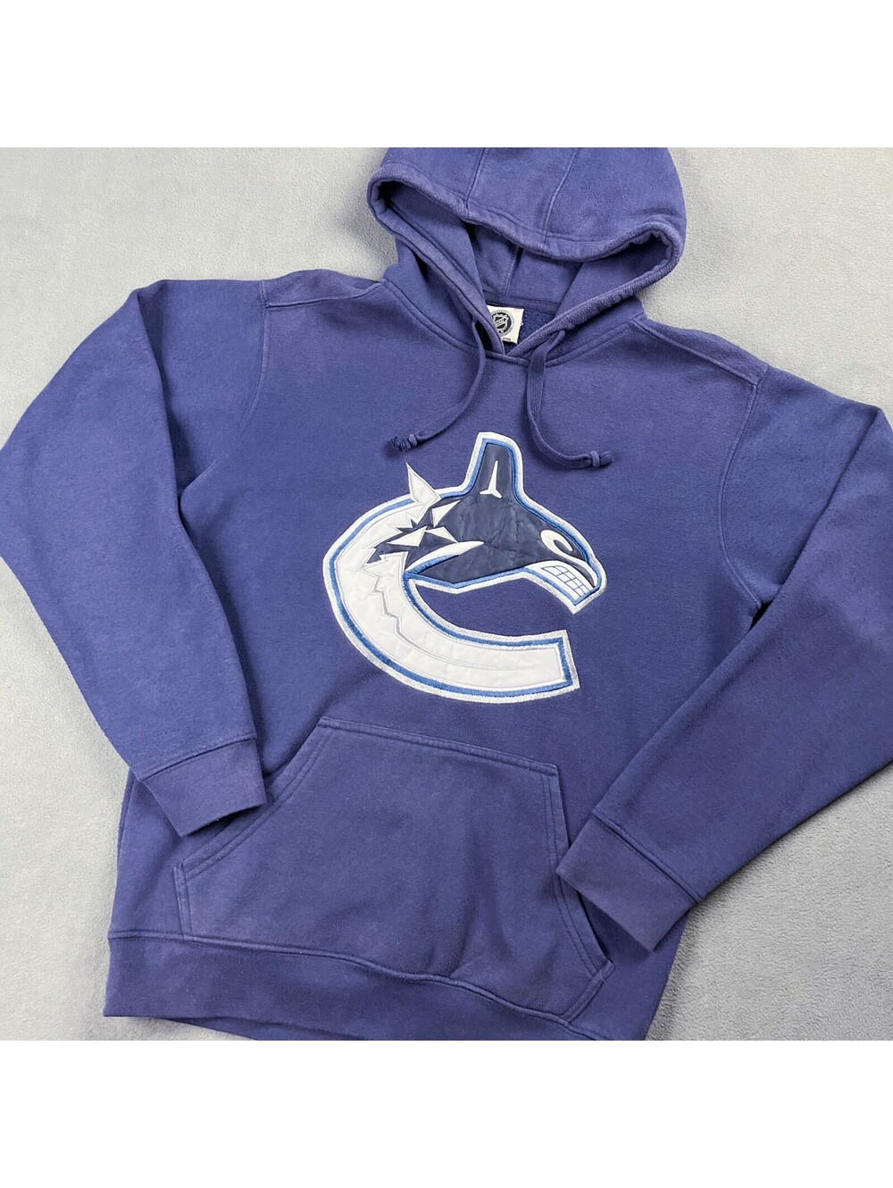 Vintage NHL Vancouver Canucks Pullover Hoodie in Navy Blue